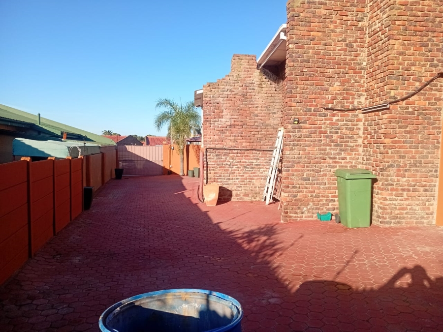 6 Bedroom Property for Sale in Heiderand Western Cape